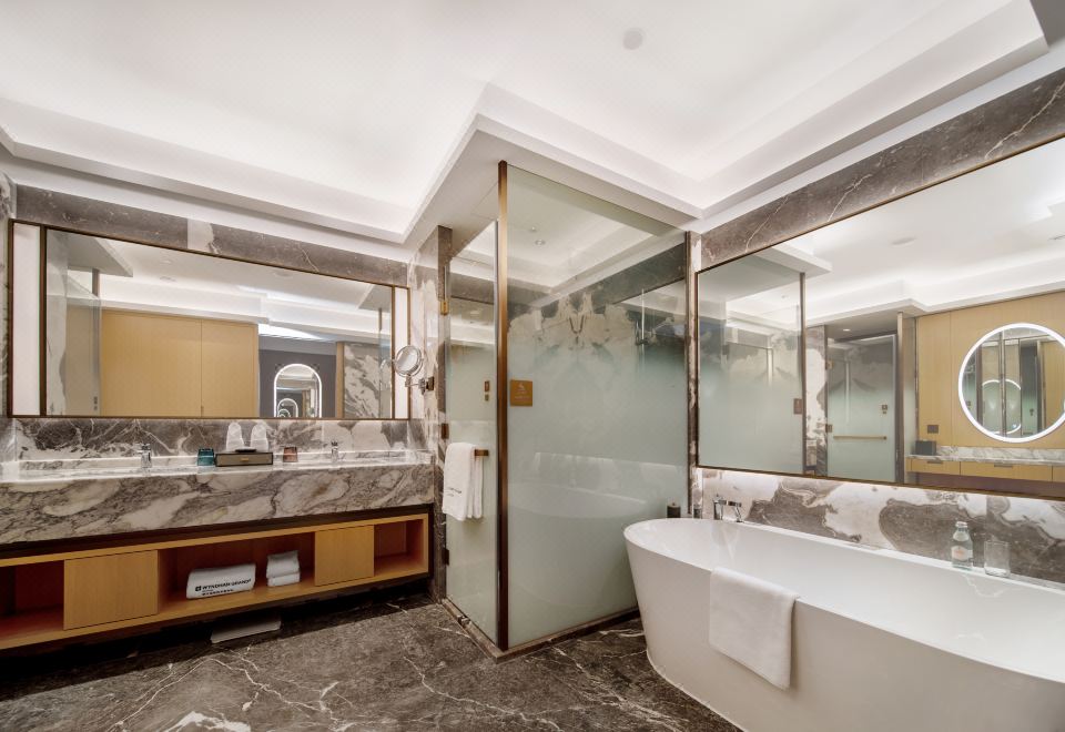 豪華泡池湖景家庭房