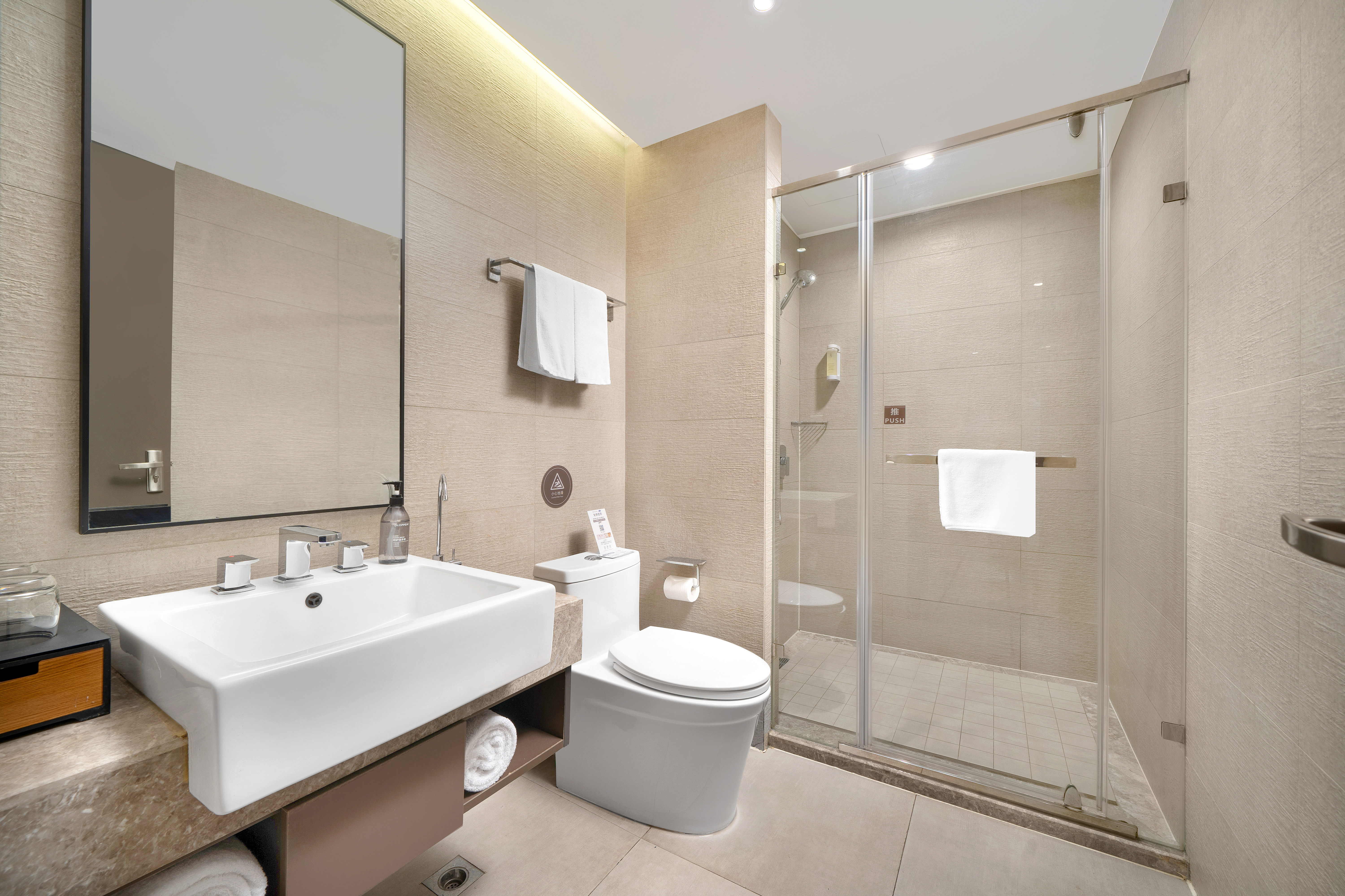 高級雙床房（辦公桌椅+獨立衞浴）