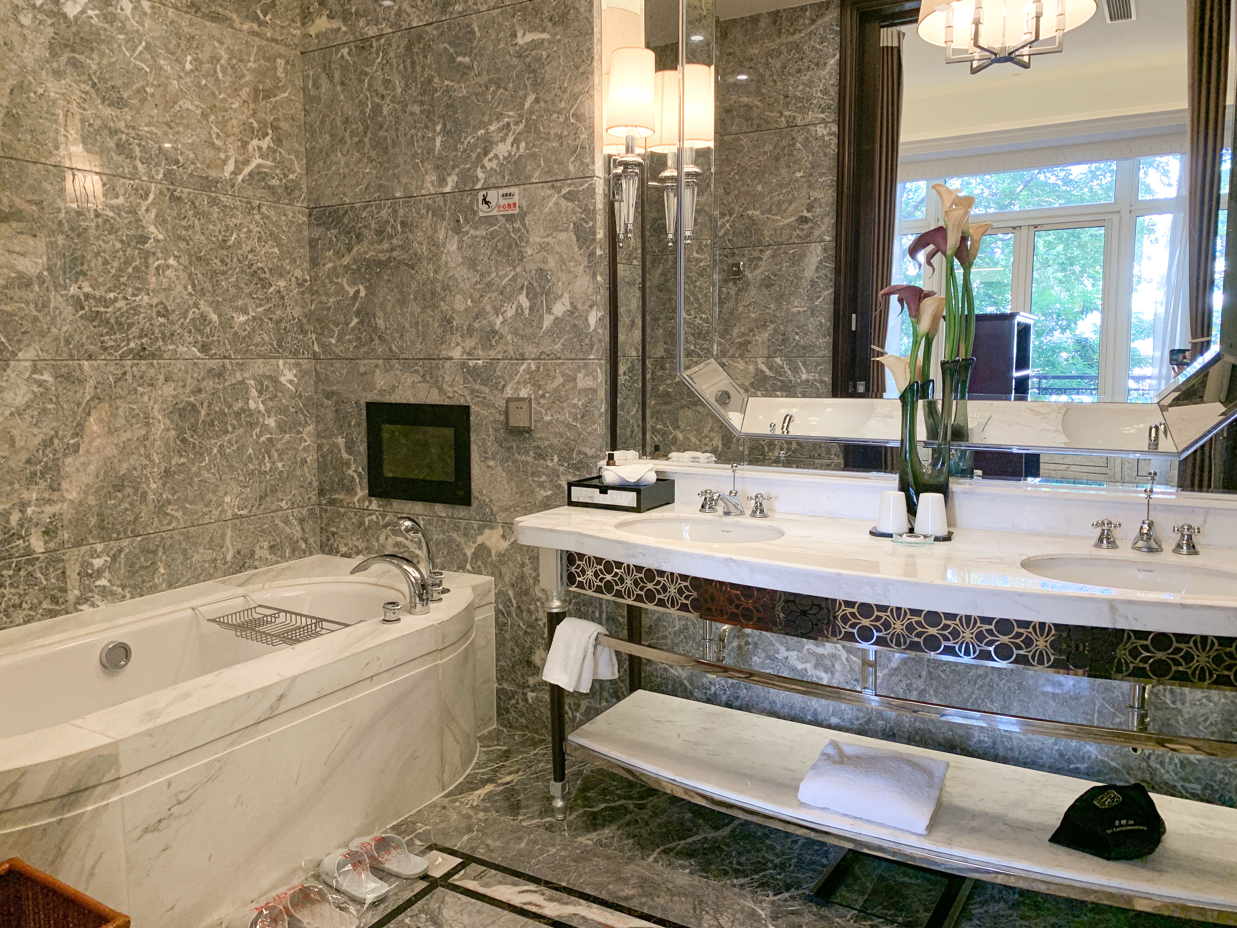 园景阳台套房（浴缸＋阳台）