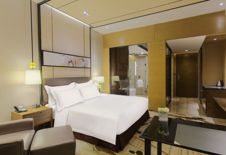 皇冠高級湖景大床房