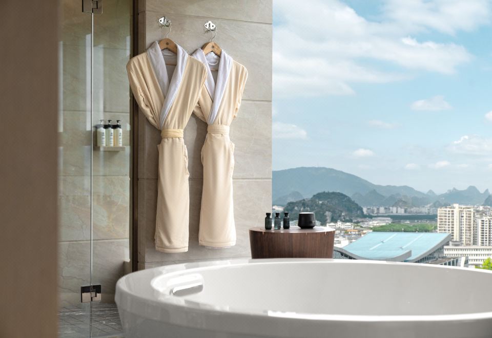 270°至尊景观套房丨客厅+书房+卧室+全景落地窗+衣帽间