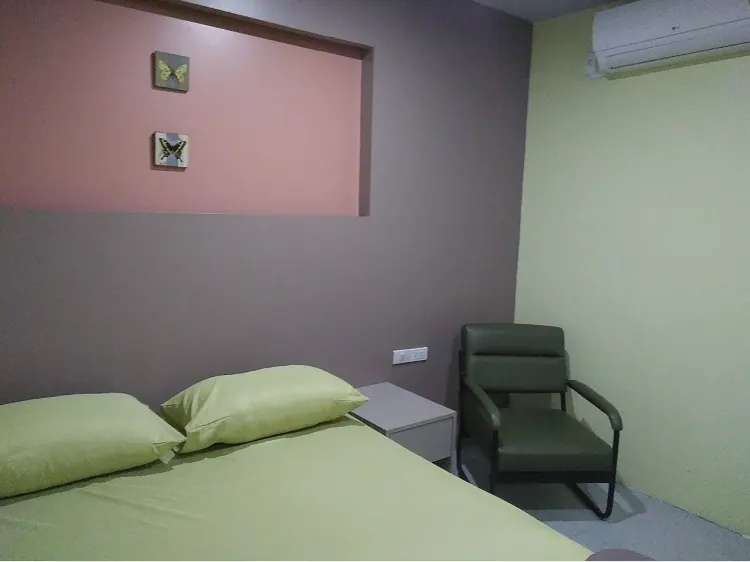 ห้องพักประหยัด (ไม่มีหน้าต่าง)(เตียงใหญ่)