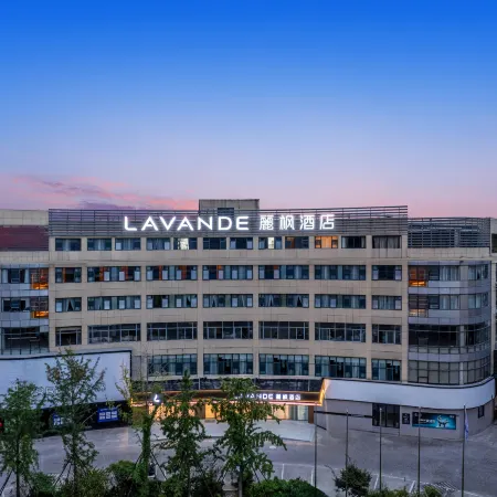 Lavande Hotel (Huzhou Deqing) Отели в г. Дэцин
