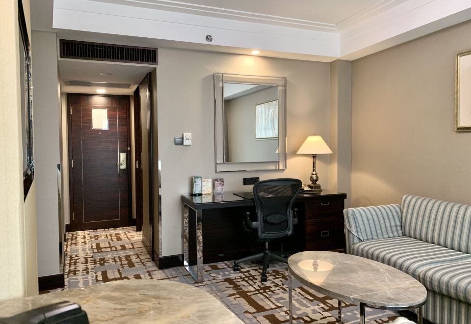 城市景·荷里活家庭套房·特大床-含梳化床+盡享溫馨時光