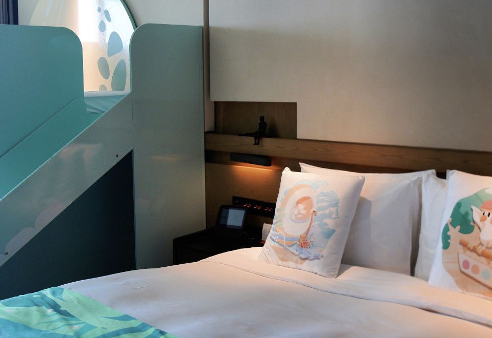 恐龙奇趣蛋主题客房，1张大床及1张上下床