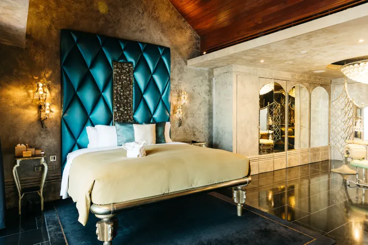 One-Bedroom Boudoir Suite