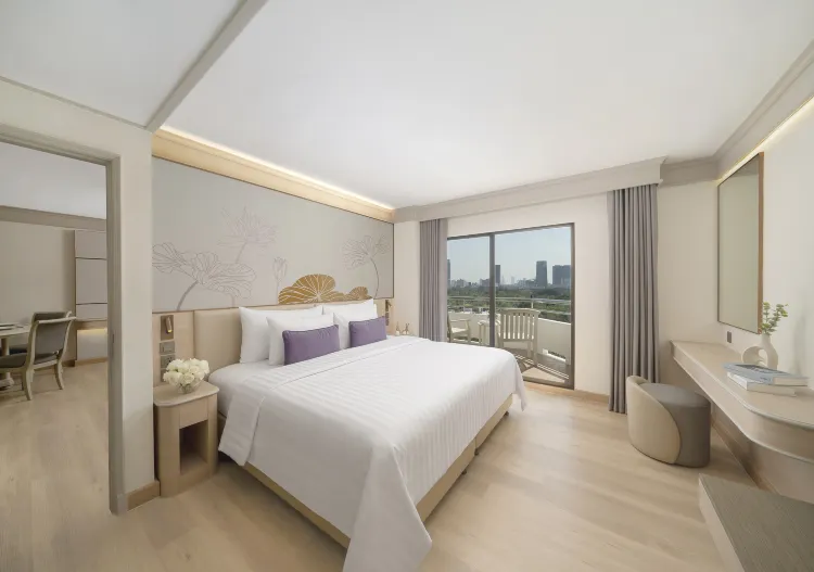 ห้องทริปเปิลสวีทพร้อมระเบียงหนึ่งห้องนอนพร้อมวิวทะเลสาบ