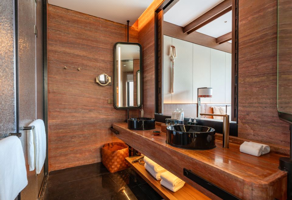 1 King 1 Bedroom Suite Terrace Access