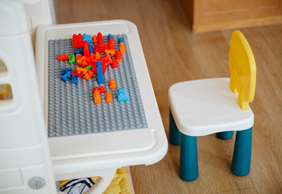 複式雙卧親子別墅（小黃鴨）|落地窗庭院近景+獨立客廳