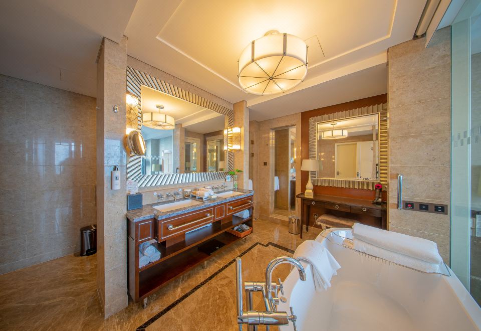 SeaView Garden Hotel QingdaoDeluxe Premier Suite - Sea-View