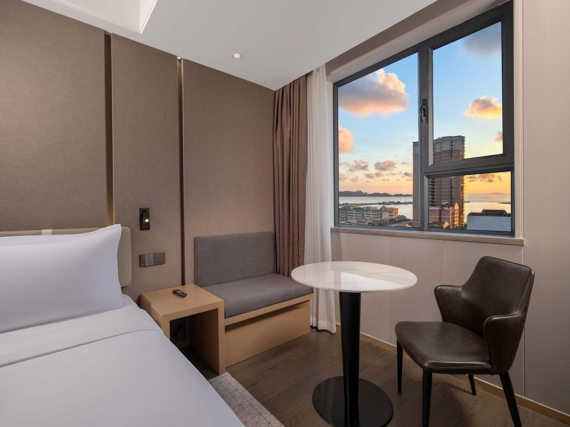 Holiday Inn Express Zhuhai Grand Theater by IHG豪华海景大床房（SOAK品牌洗护沐+度假观海+minibar）