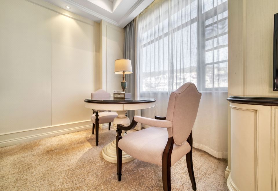 New World HotelLuxury Executive King Room