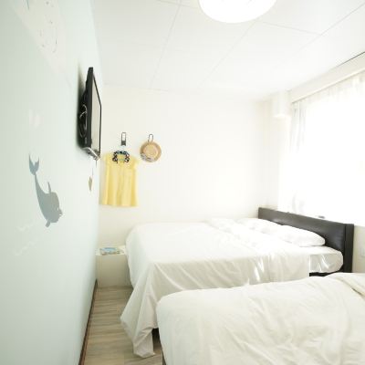 Triple Room with window and bathtub