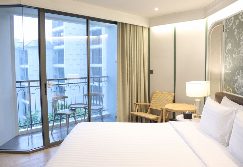 高级游泳池景特大床房（带阳台）