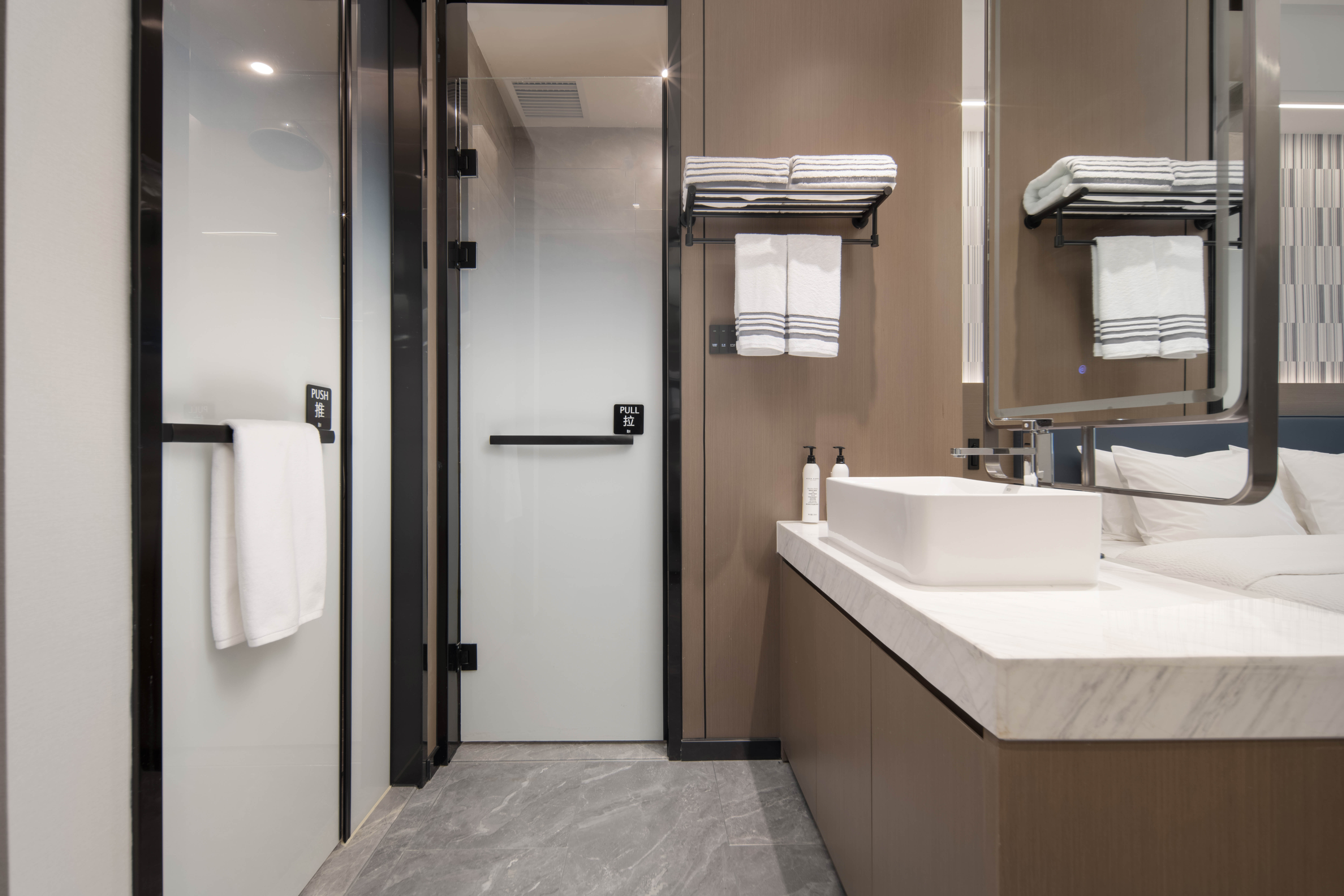 高级大床房（景观落地窗+Acca Kappa洗护用品+智能投屏）