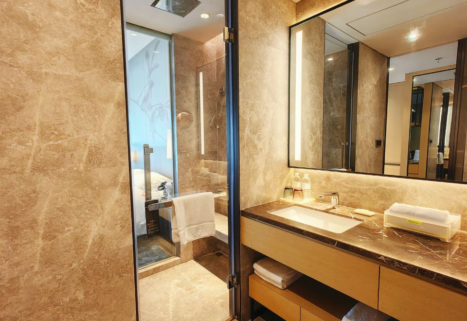 Courtyard by Marriott Shanghai HongqiaoGuestroom (Double Bed)