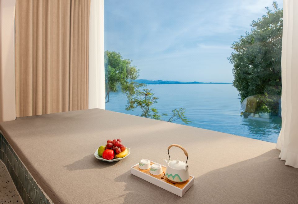 深睡湖景大床房