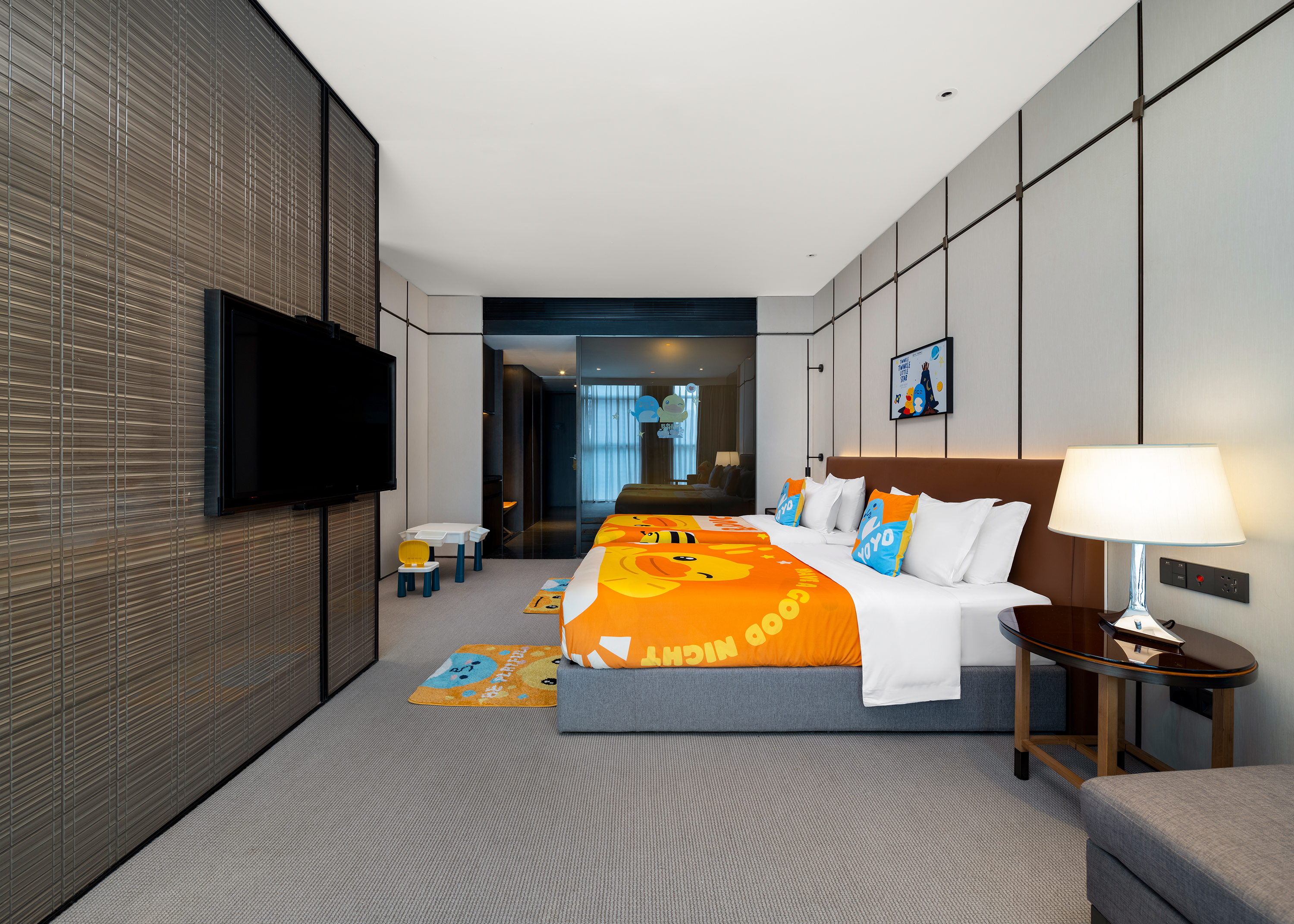 亲子双床房-小黄鸭（都市城景+亲子空间+ 迷你冰箱）