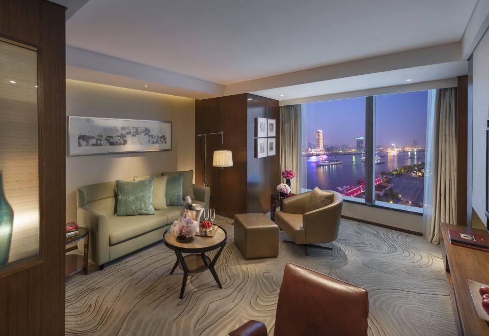 Mandarin Oriental Pudong ShanghaiPearl Tower Suite