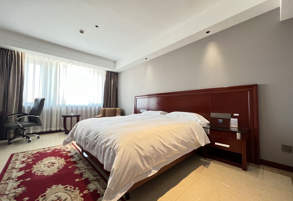 智能大床房-小度客控，天然乳胶床垫