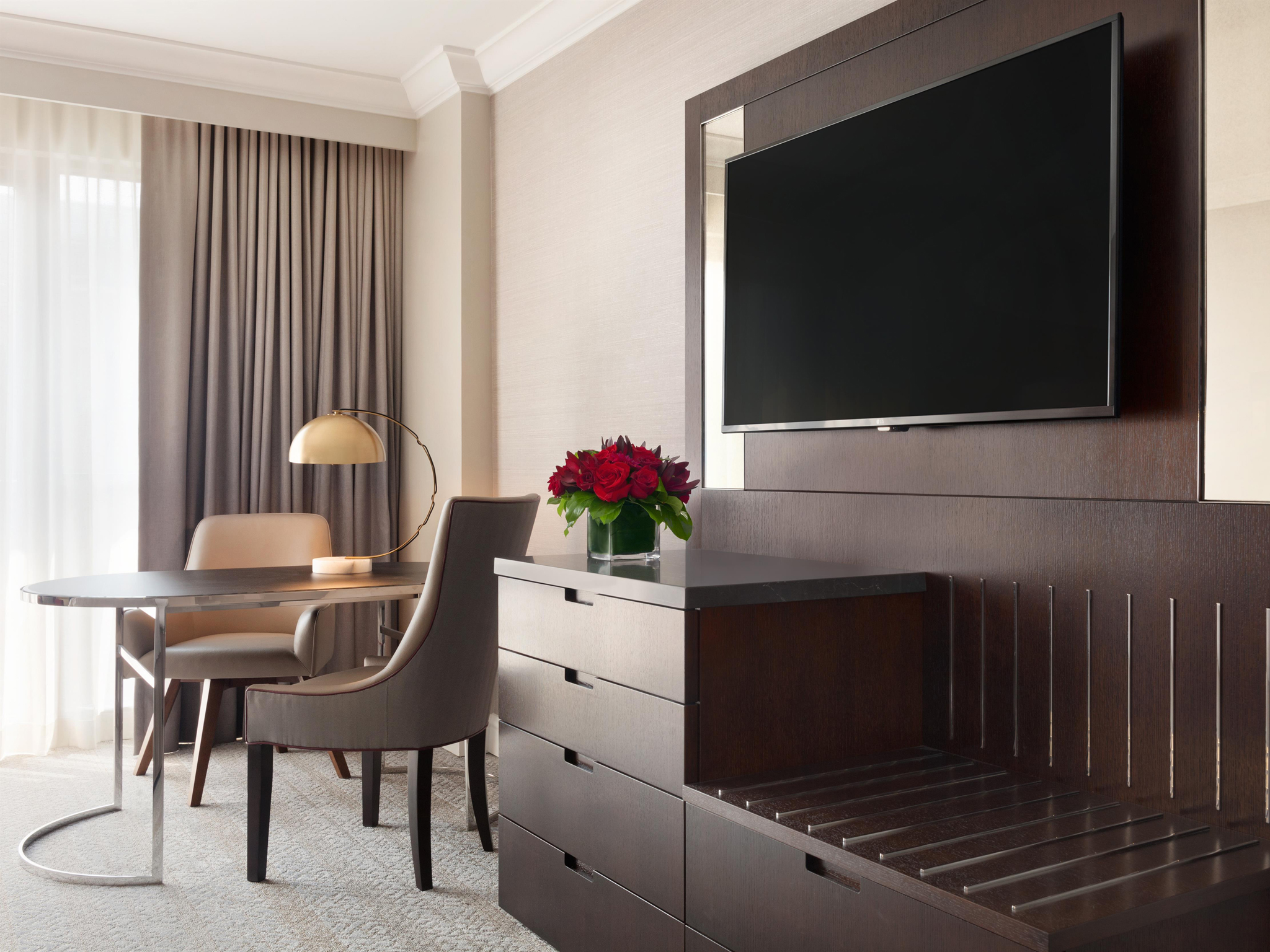 FAIRMONT 2 QUEEN - 400sf 37sm