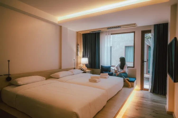 ห้องเตียงควีนไซส์พร้อมวิวสระน้ำ