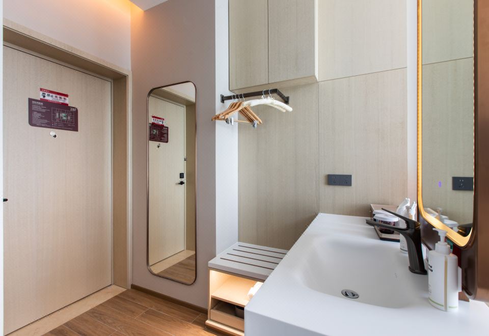 灣景高級大床房（灣景景觀+Mini吧+智能語音）