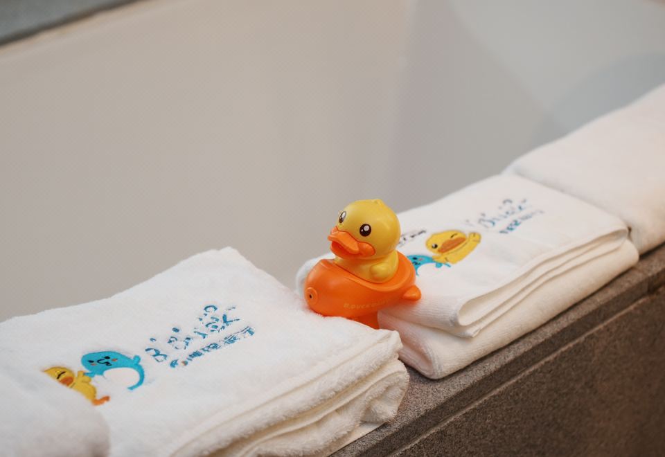 B.Duck Theme Family Double Bed Room