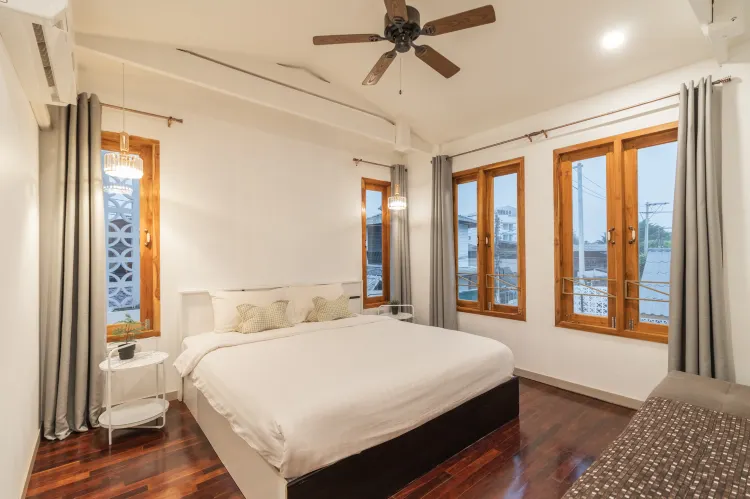 ห้องดีลักซ์เตียงใหญ่พร้อมระเบียง