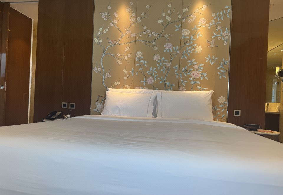 Grand Kingtown Hotel WuxiDeluxe Side Lake-View Hypoallergenic Suite (Acca Kappa Bath Products) With Smart Toilet