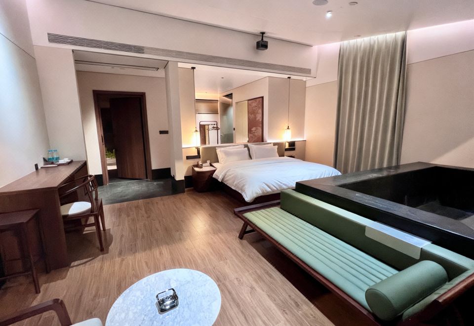 轻奢江景大床房B