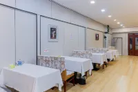 Ease Hotel (Xining Railway Station Xinqian International Plaza)
