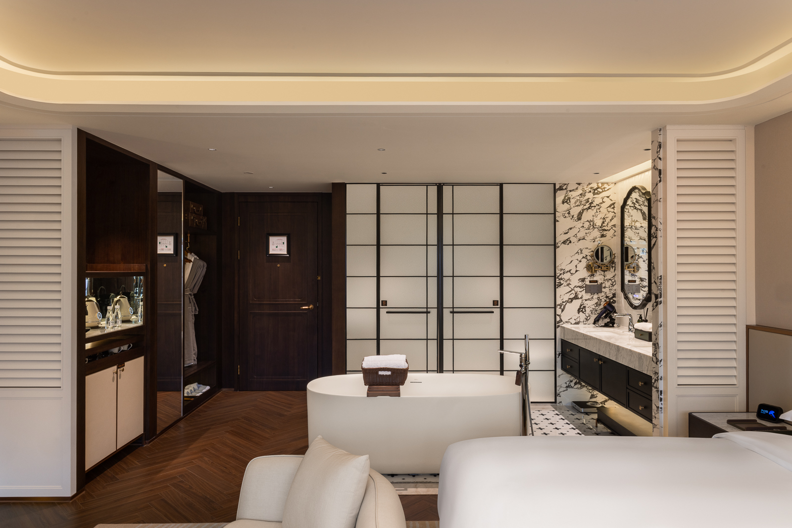 Exclusive Shanghai Style Double Vanity Open Bath Tub Double Bed Room