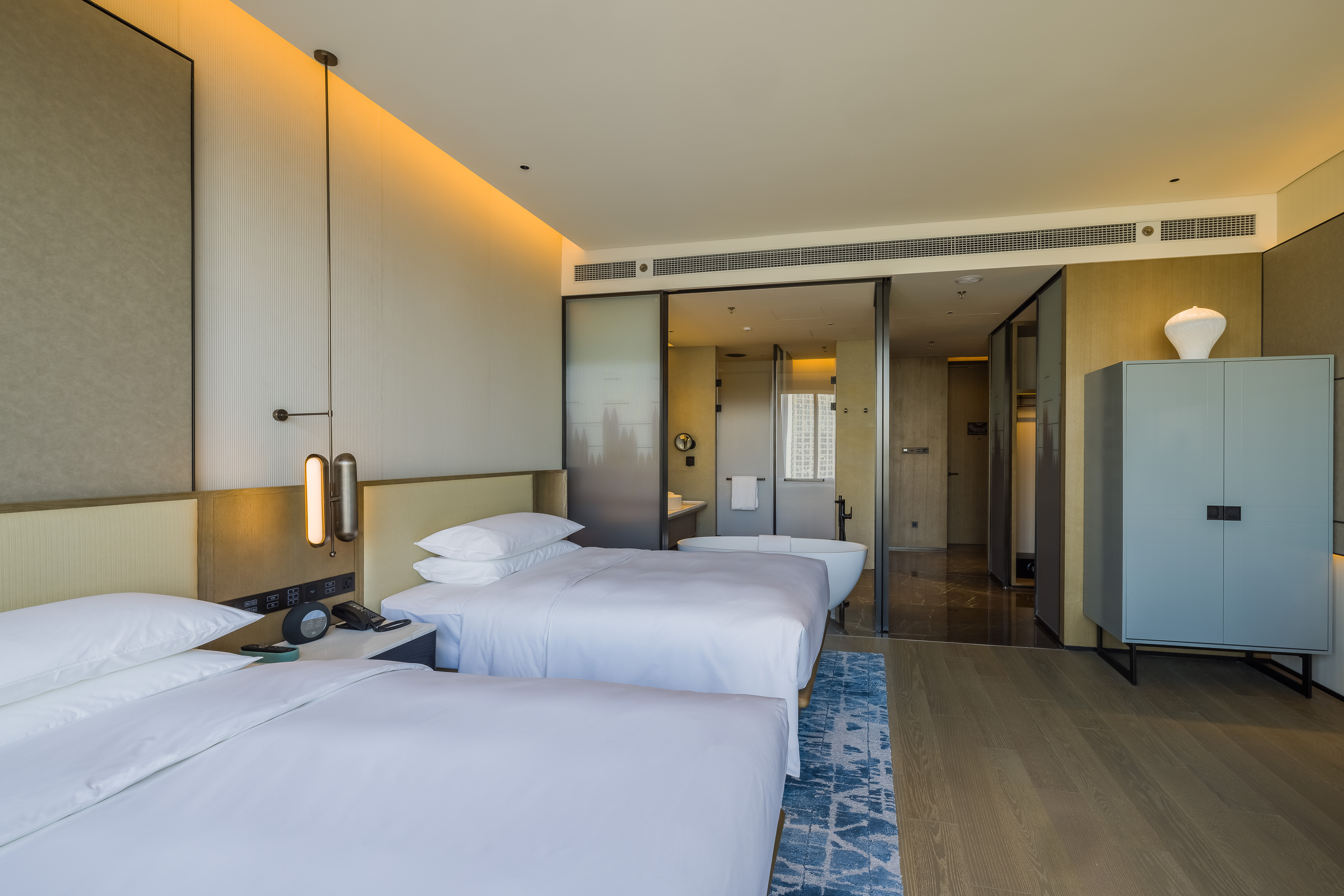 精选湖景双床房