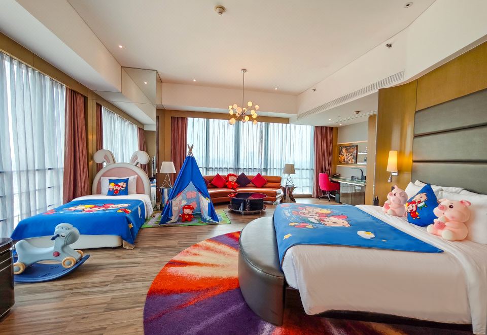 嘟嘟豬親子主題全景大床房
