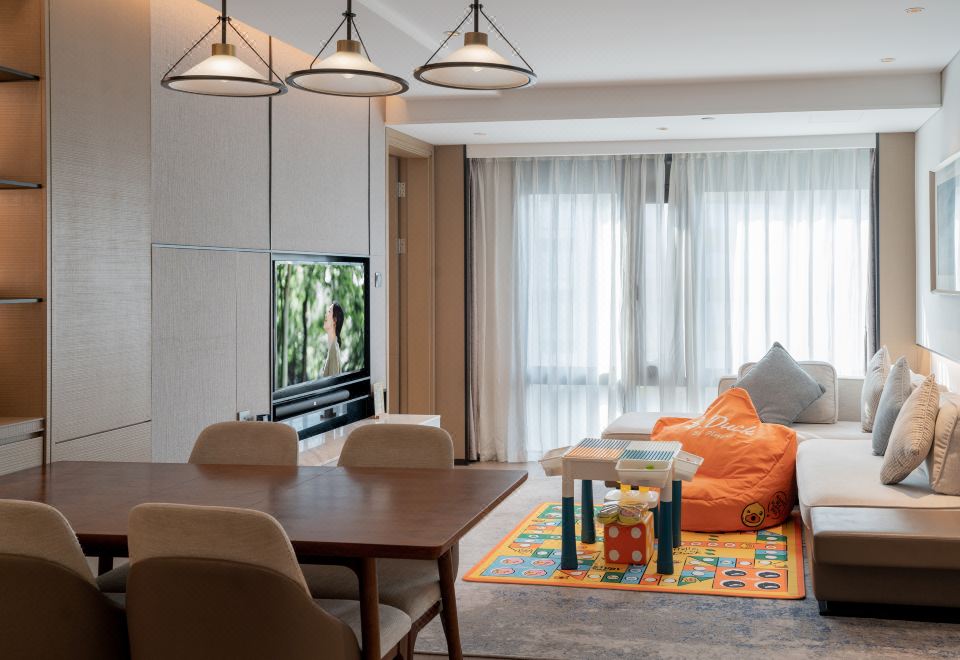 B.DUCK两房主题套房