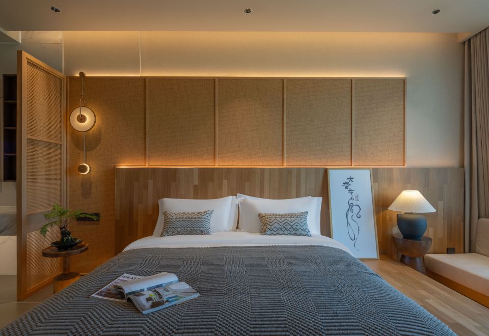 Queen Room With Courtyard View