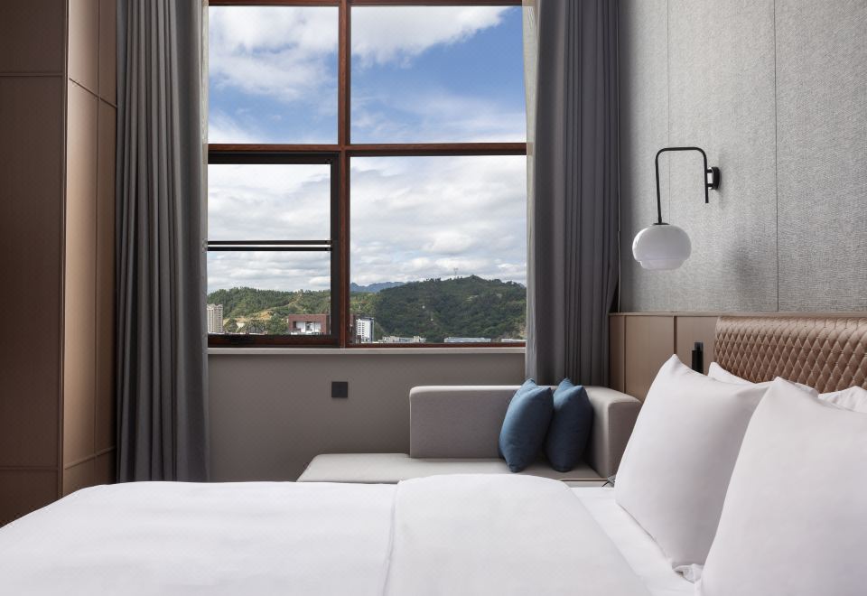 高级大床房「智能客控+MINI冰箱+舒睡床品」