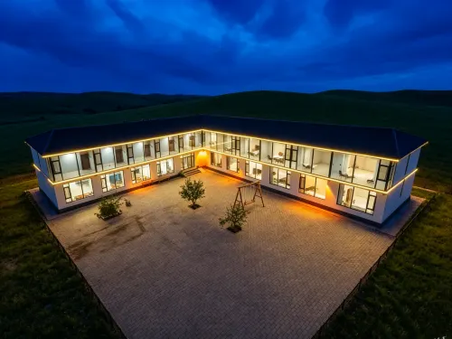 Junyi · Wildscape 180° Panoramic Retreat