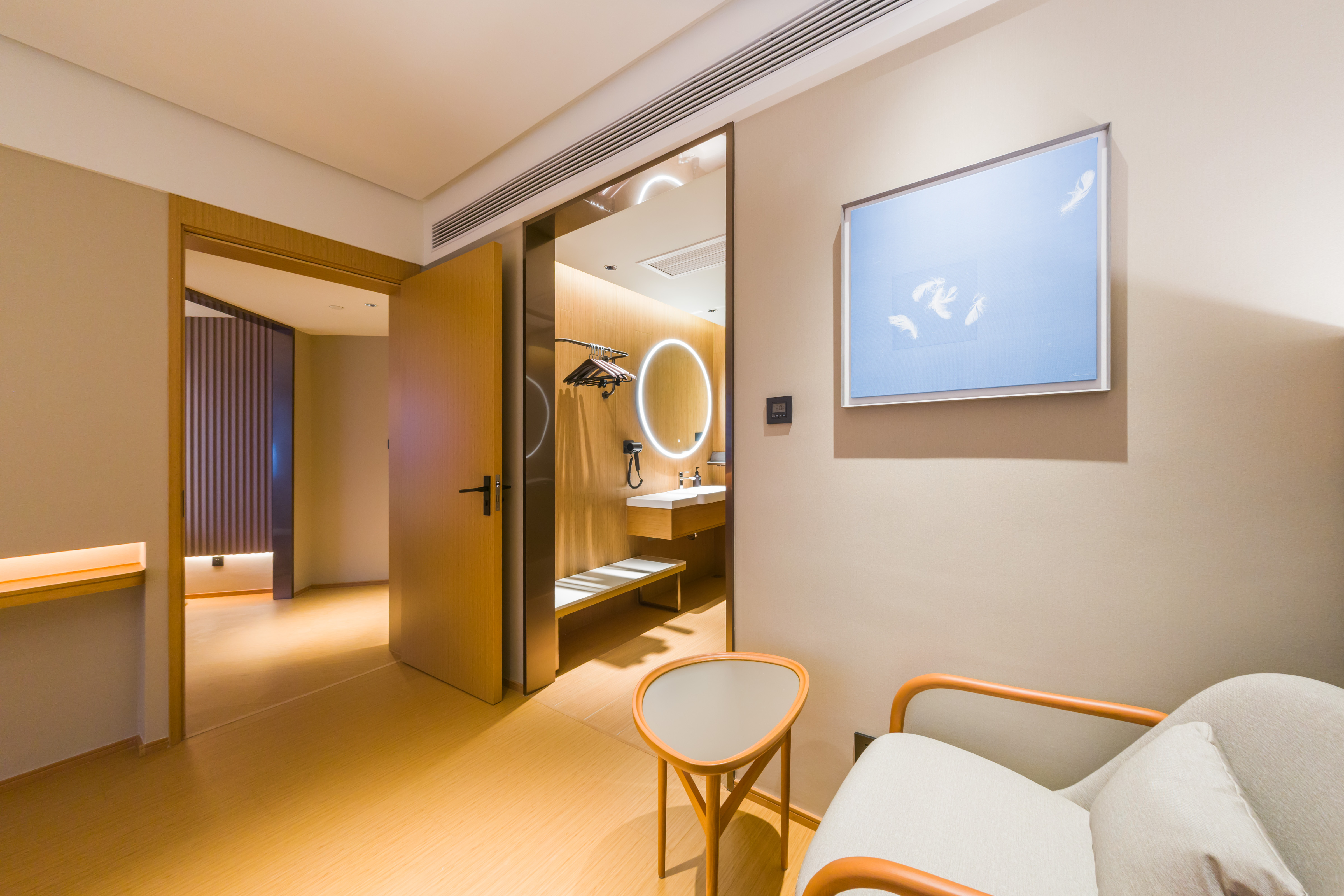 套房（65寸电视投屏+智能客控+迷你小冰箱）