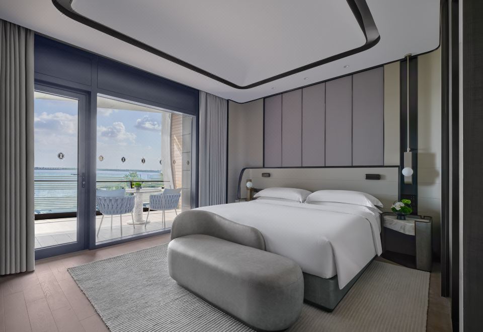 豪华湖景阳台房大床