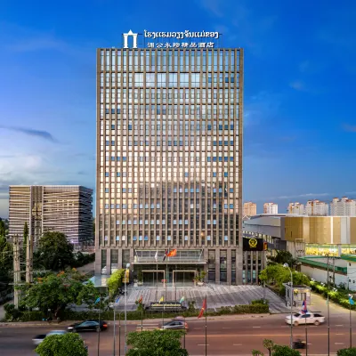 Vientiane Mekong Hotel(Swimming pool in the air) Hotels near Vat that Khao