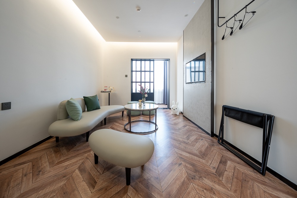 The  Ananas Hotel (Greenlake Branch)Bonding亲密关系亲子房-一室一厅+阳台+金可儿床垫