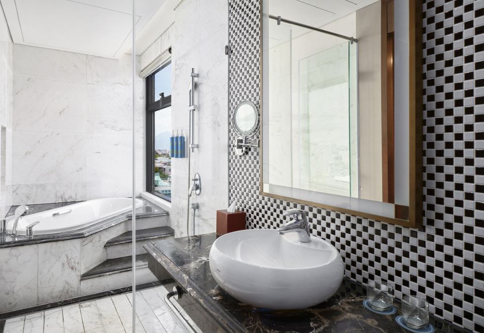 Four Points by Sheraton DanangPremium Deluxe King, Ocean View, High Floor, Balcony