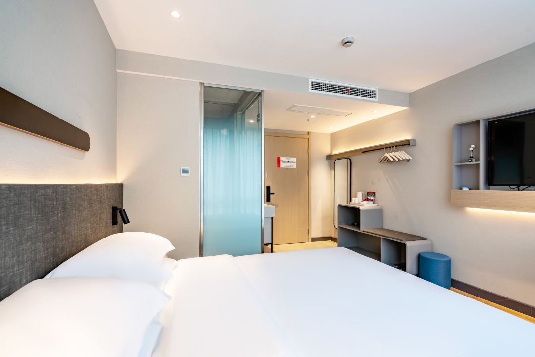 Elong Me Anlai Hotel (Yangzhou Jiangdu Golden Eagle Plaza Wenchang East Road)商务大床房「安享阳光+敞亮大空间+可投屏电视」