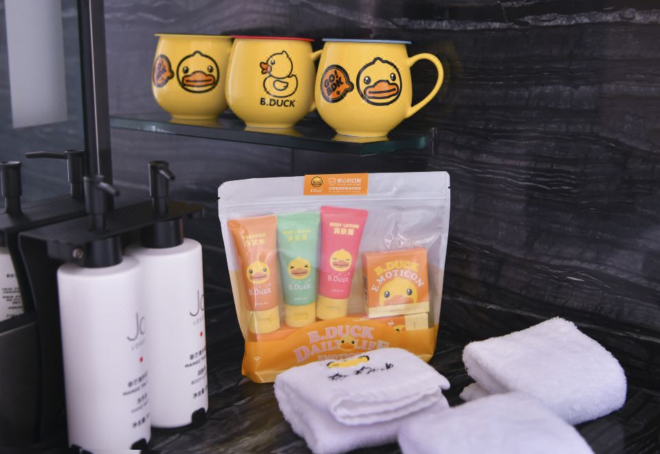 两卧家庭套房IBDUCK小黄鸭主题房|巨幕观影