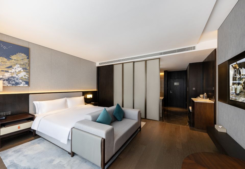 Deluxe Queen Room