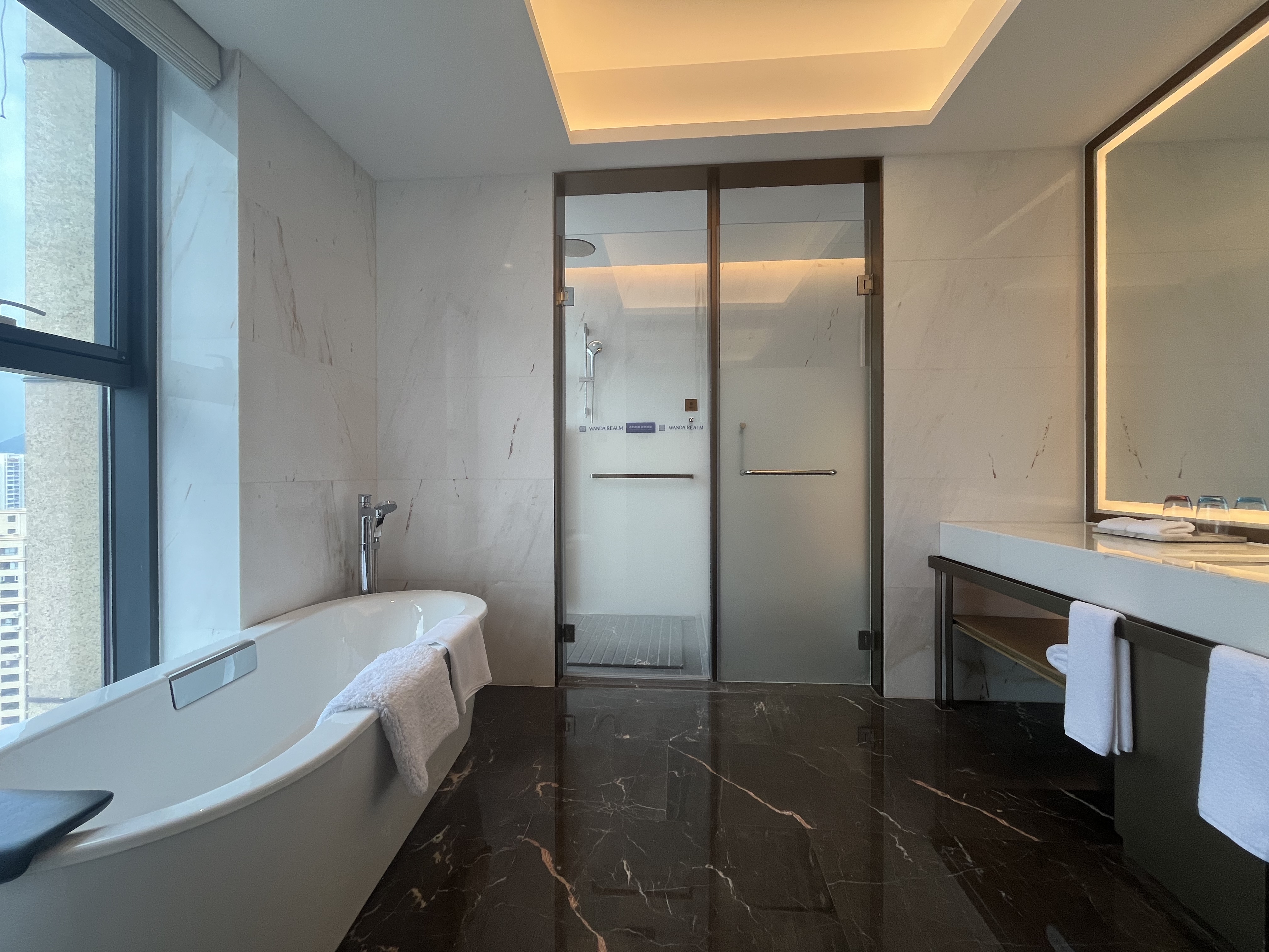 行政豪华双床房（城市景观+浴缸+房间开阔）