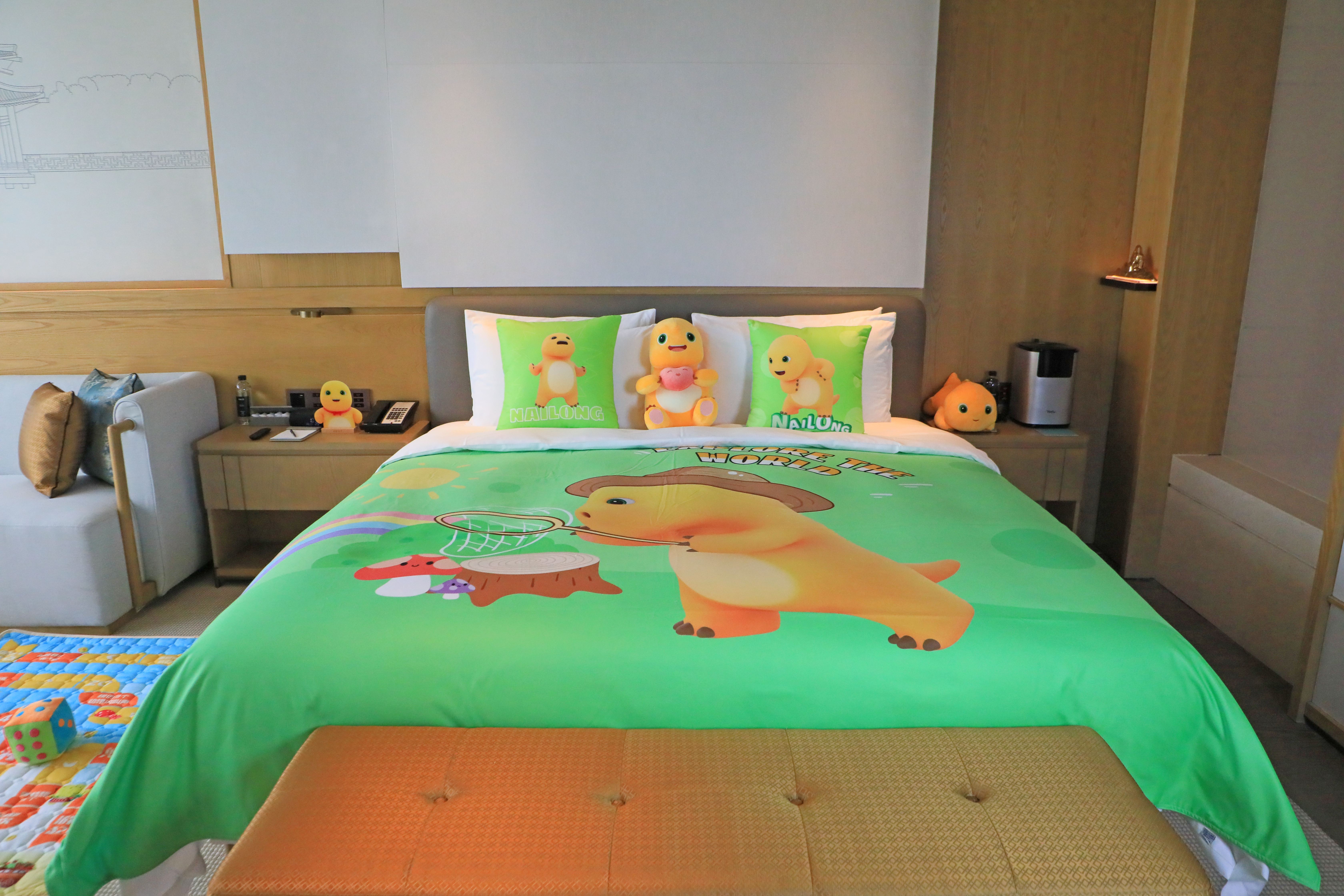 奶龙-探索世界主题湖景亲子房