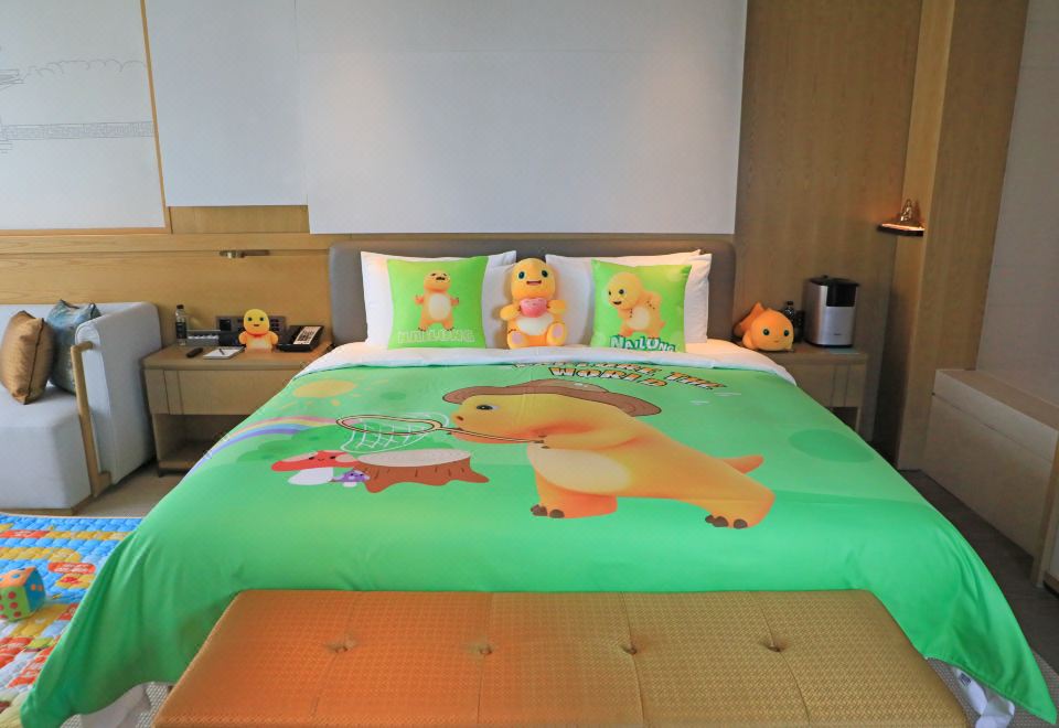 奶龙-探索世界主题湖景亲子房